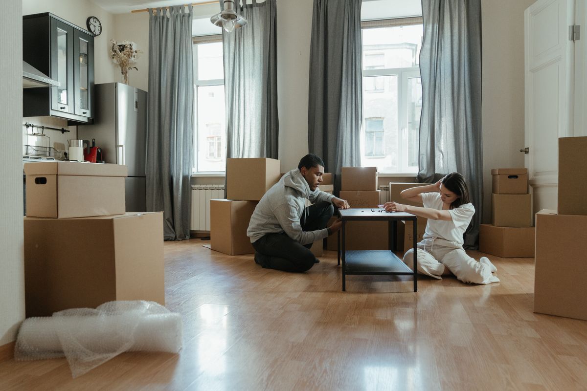 Equipo retirando muebles de un piso